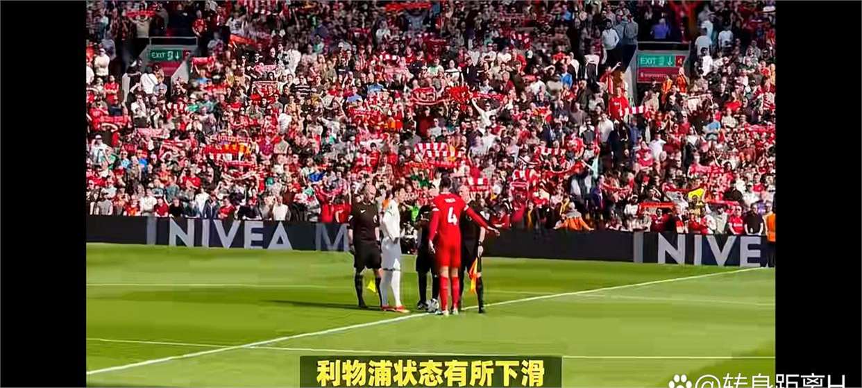 莱万多夫斯基在利物浦比赛中连败，高光表现引发热议！